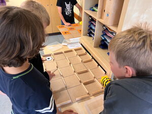 Schülerinnen und Schüler beim Experimentieren mit Beebots