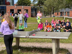 Schülerinnen und Schüler beim Experimentieren