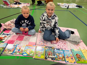 Schulkinder beim Bücherflohmarkt in der Turnhalle