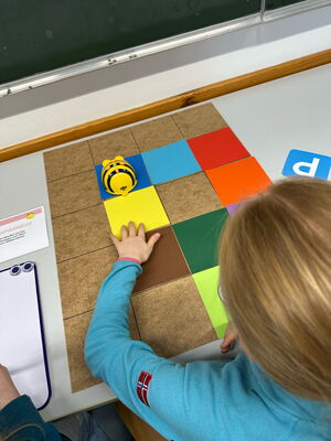 Mädchen mit Beebots Spielunterlage und Beebot
