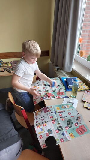 Kinder im Klassenzimmer beim Lernen