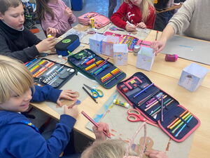 Schulkinder beim Basteln in der Schule