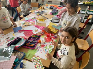 Schulkinder beim Basteln in der Schule