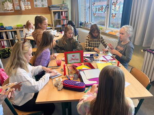 Schülerinnen und Schüler beim Weihnachtsbasteln