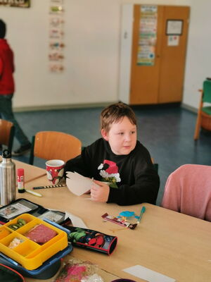 Schülerinnen und Schüler beim Weihnachtsbasteln