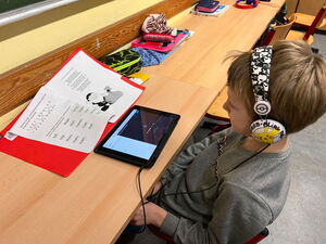 Schülerinnen und Schüler bei Lernen am Tablet