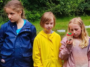 Kinder beim Experimentieren im Freien