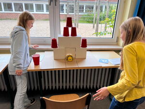 Schülerinnen und Schüler beim Experimentieren mit Beebots