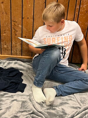 Schulkinder beim Bücherflohmarkt in der Turnhalle
