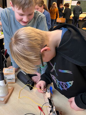 Kinder auf der Ausstellung Energie erleben