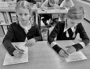 Schulkinder beim Projekt Schule früher