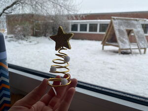 Von Schulkindern hergestellte Weihnachtsdeko