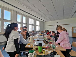 Schülerinnen und Schüler beim Weihnachtsbasteln