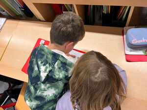 Schülerinnen und Schüler bei Lernen am Tablet