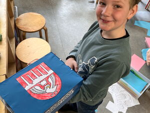 Schülerinnen und Schüler beim Basteln mit Kartons