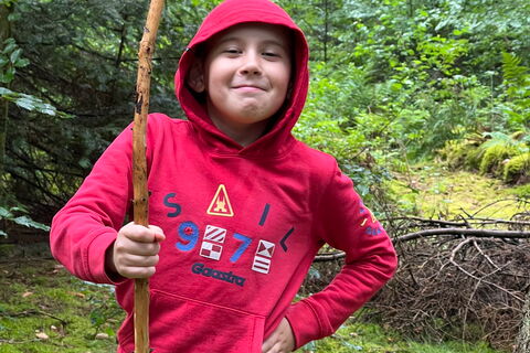 Junge im Wald