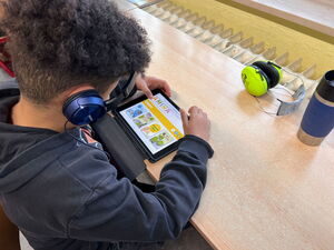 Junge mit Tablet und Kopfhörern