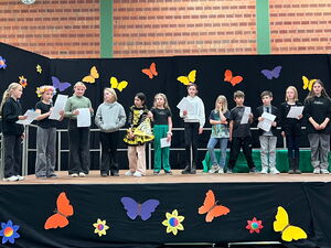 Kinder mit Urkunden