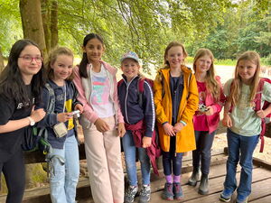 Kinder beim Beobachten von Wildtieren