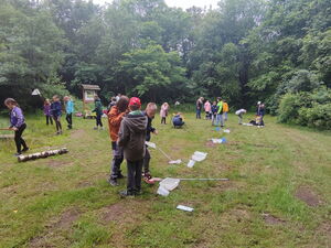 Kinder beim Experimentieren im Freien