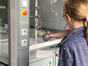 Schülerinnen und Schüler beim Experimentieren