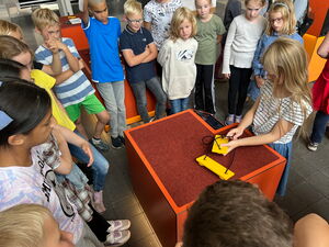 Schulkinder auf der Ausstellung Tuch und Technik