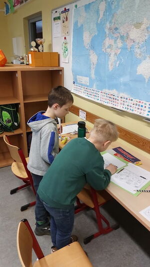 Kinder im Klassenzimmer beim Lernen