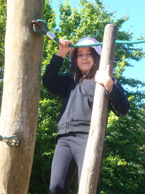 Schülerinnen und Schüler beim Programm im Park