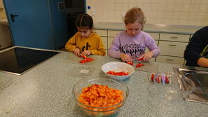 Kinder in der Küche beim Schneiden