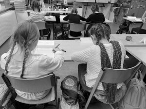 Schulkinder beim Projekt Schule früher