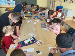 Schulkinder beim Basteln in der Schule