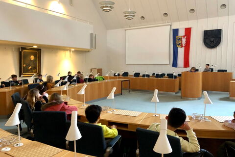 Schulklasse im Konferenzsaal