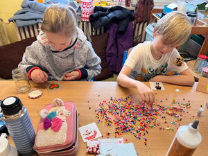 Schülerinnen und Schüler beim Weihnachtsbasteln