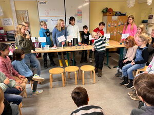 Schülerinnen und Schüler beim Experimentieren in Gruppen