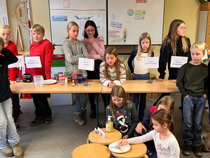 Schülerinnen und Schüler beim Experimentieren in Gruppen