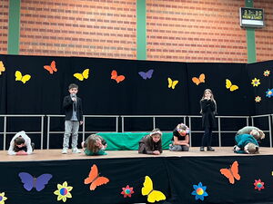 Kinder auf dem Podium bei einer Vorführung