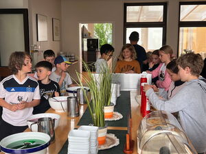 Kinder beim Abendessen