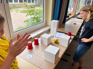 Schülerinnen und Schüler beim Experimentieren mit Beebots