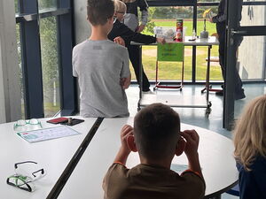 Schülerinnen und Schüler beim Experimentieren