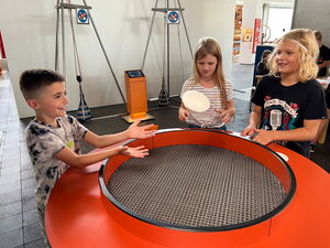 Schulkinder auf der Ausstellung Tuch und Technik