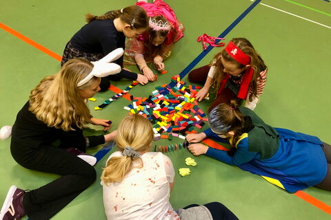 Mädchen beim Spielen mit Holzbausteinen