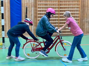 Kind beim Fahrradtraining