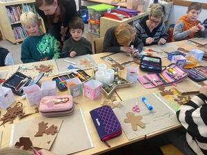 Schulkinder beim Basteln in der Schule