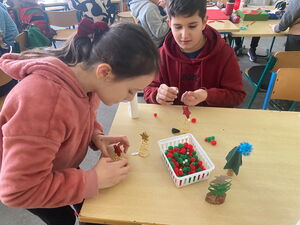 Schulkinder beim Basteln in der Schule