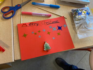 Von Schulkindern hergestellte Weihnachtsdeko