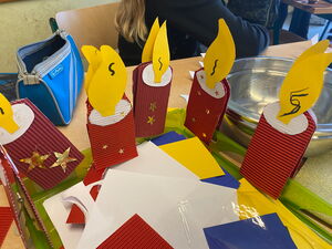 Von Schulkindern hergestellte Weihnachtsdeko