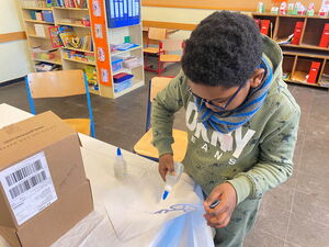 Schulkinder beim Basteln in der Schule