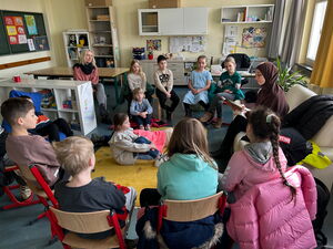 Schülerinnen und Schüler beim Vorlesetag