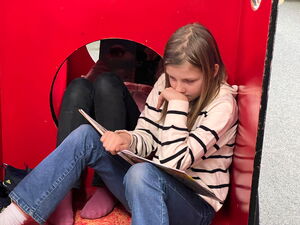 Kleinere Kindergruppe beim Lesen