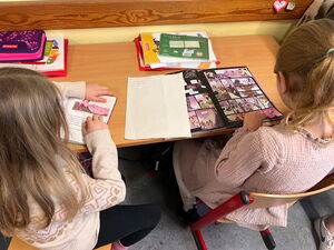 Kinder beim Lesen am Tisch
